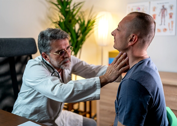 Médico examina paciente com sintomas de caxumba e verifica sua região do pescoço Médico examina paciente com sintomas de caxumba e verifica sua região do pescoço