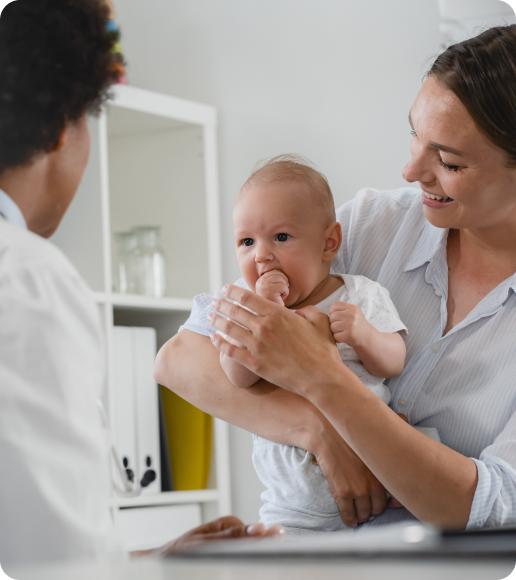 Mãe leva bebê para consulta médica, representando a atuação do Einstein em diversas frentes de atendimento Mãe leva bebê para consulta médica, representando a atuação do Einstein em diversas frentes de atendimento