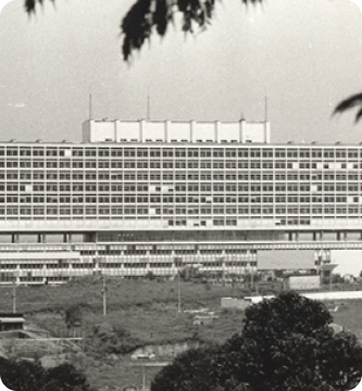 Foto histórica da construção do Einstein, mostra o prédio em estrutura inicial, representa um marco na memória institucional e o compromisso com a excelência em saúde desde o início.