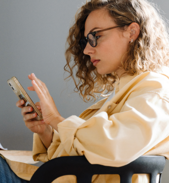Mulher usando smartphone em um ambiente de trabalho, simboliza o acesso à informação e a importância de canais de denúncias institucionais para promover a transparência, a ética e a responsabilidade nas organizações. Mulher usando smartphone em um ambiente de trabalho, simboliza o acesso à informação e a importância de canais de denúncias institucionais para promover a transparência, a ética e a responsabilidade nas organizações.