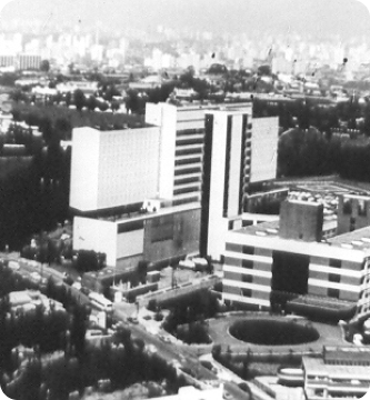 Foto aérea histórica da construção do Einstein, mostra o prédio em estrutura inicial