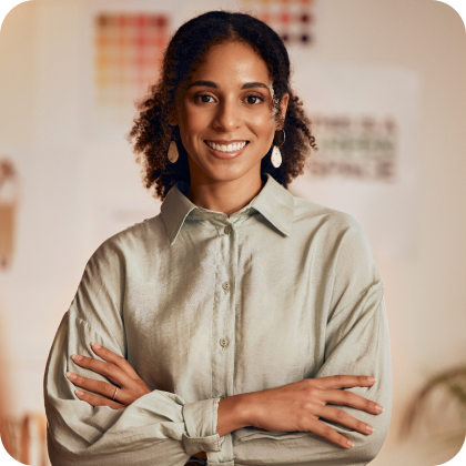 Mulher confiante e sorridente em ambiente profissional, simbolizando desenvolvimento e oportunidades de carreiras proporcionada para quem atua no Einstein, com foco no crescimento pessoal e na construção de trajetórias de sucesso.