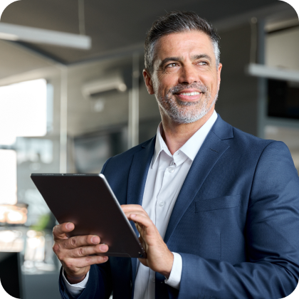 Homem em traje executivo segura um tablet em ambiente corporativo, representa oportunidades de desenvolvimento e sucesso em carreiras no Einstein, com foco em saúde e inovação.
