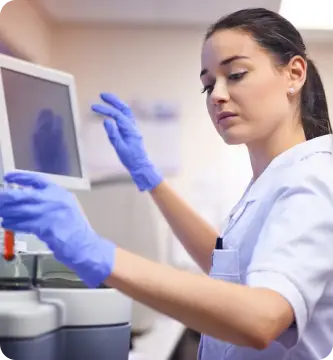 Pesquisadora opera equipamento de alta tecnologia em laboratório, simboliza as oportunidades de carreira na área de pesquisa em uma organização de excelência como o Einstein, que valoriza inovação e desenvolvimento científico.