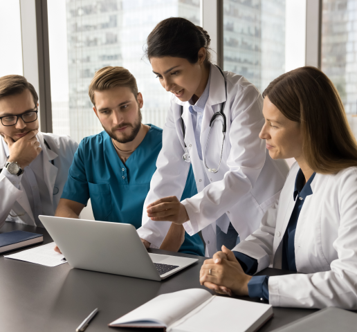 Equipe médica reunida analisando informações em um laptop, destacando temas institucionais relacionados a acesso à informação, qualidade e segurança no ambiente hospitalar, para promover decisões baseadas em dados e excelência no atendimento. Equipe médica reunida analisando informações em um laptop, destacando temas institucionais relacionados a acesso à informação, qualidade e segurança no ambiente hospitalar, para promover decisões baseadas em dados e excelência no atendimento.