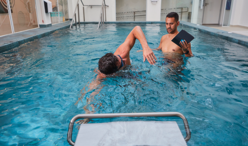 homem na piscina do Espaço Einstein realizando treino de nado com apoio de profissional especializado homem na piscina do Espaço Einstein realizando treino de nado com apoio de profissional especializado