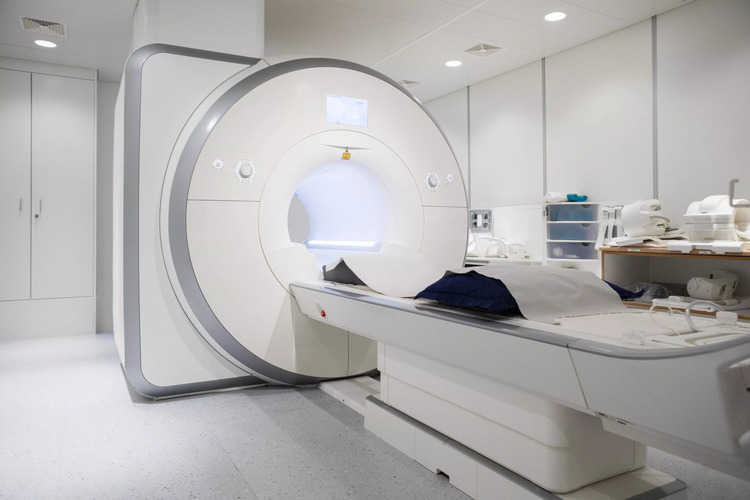 Sala para exames com equipamento de ressonância magnética. O exame de crânio e coluna (medula espinhal) é a principal ferramenta para o diagnóstico das doenças desmielinizantes do sistema nervoso central (SNC) Sala para exames com equipamento de ressonância magnética. O exame de crânio e coluna (medula espinhal) é a principal ferramenta para o diagnóstico das doenças desmielinizantes do sistema nervoso central (SNC)