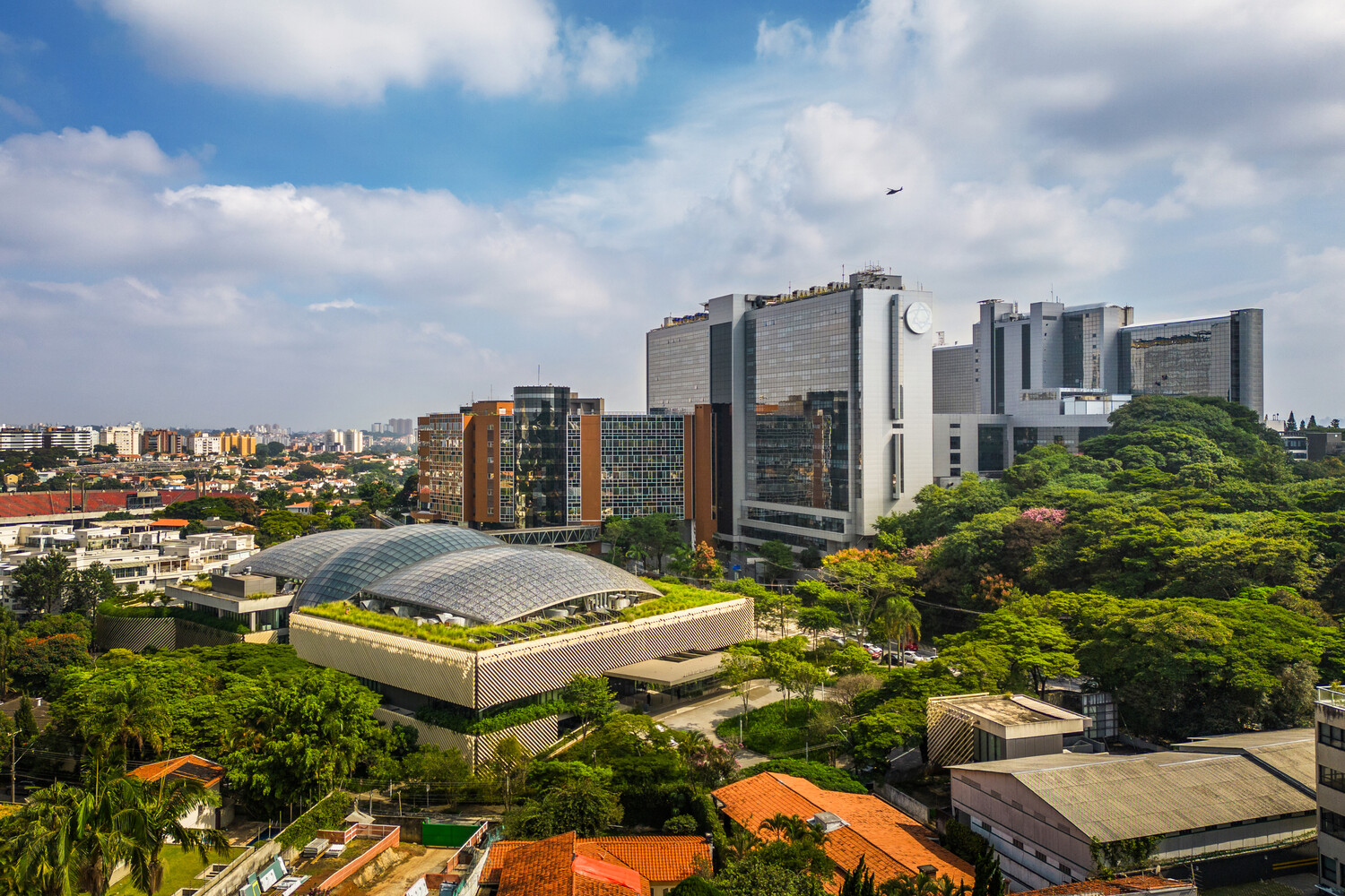 Vista aérea do Hospital Israelita Albert Einstein no bairro do Morumbi, destacando sua proximidade com a comunidade e o Programa Saúde no Bairro, que promove eventos e informações sobre saúde para os moradores locais, fortalecendo o bem-estar da região. Vista aérea do Hospital Israelita Albert Einstein no bairro do Morumbi, destacando sua proximidade com a comunidade e o Programa Saúde no Bairro, que promove eventos e informações sobre saúde para os moradores locais, fortalecendo o bem-estar da região.