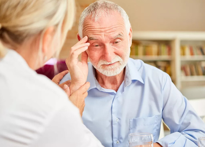 Neurologista conversa com paciente que apresenta sintomas de demência Neurologista conversa com paciente que apresenta sintomas de demência
