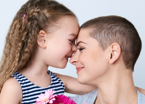 Imagem de uma menina que abraça uma mulher. Ambas estão felizes e representa o atendimento de excelência e o resultado de pesquisas e inovação na área de oncologia e hematologia do Einstein Imagem de uma menina que abraça uma mulher. Ambas estão felizes e representa o atendimento de excelência e o resultado de pesquisas e inovação na área de oncologia e hematologia do Einstein