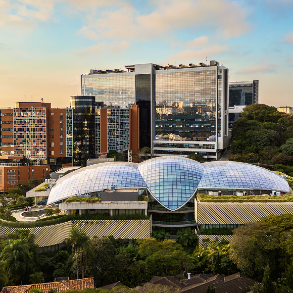 Imagem apresenta três dos edifícios que formam o complexo Einstein Morumbi, reunindo o Hospital Israelita Einstein e o Centro de Ensino e Pesquisa