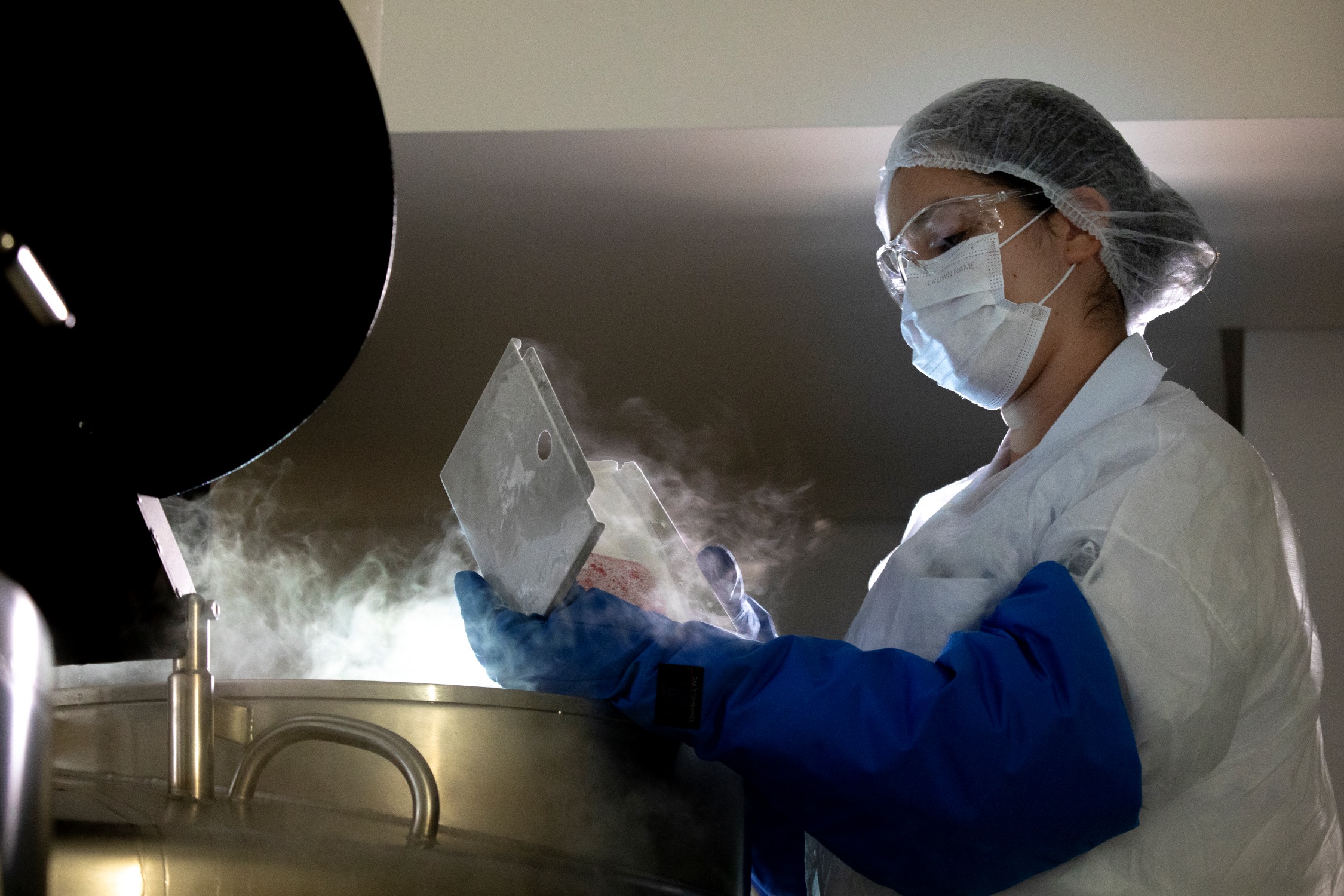 Profissional da saúde manipula equipamento de alta tecnologia com proteção completa em ambiente controlado, ilustrando o pioneirismo do Einstein no uso da inovação como parte essencial da organização. Profissional da saúde manipula equipamento de alta tecnologia com proteção completa em ambiente controlado, ilustrando o pioneirismo do Einstein no uso da inovação como parte essencial da organização.