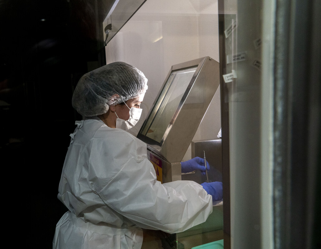 Na radiofarmácia da organização, radiofármacos são produzidos para uso interno, o que agiliza o diagnóstico e o tratamento, além de beneficiar a pesquisa.