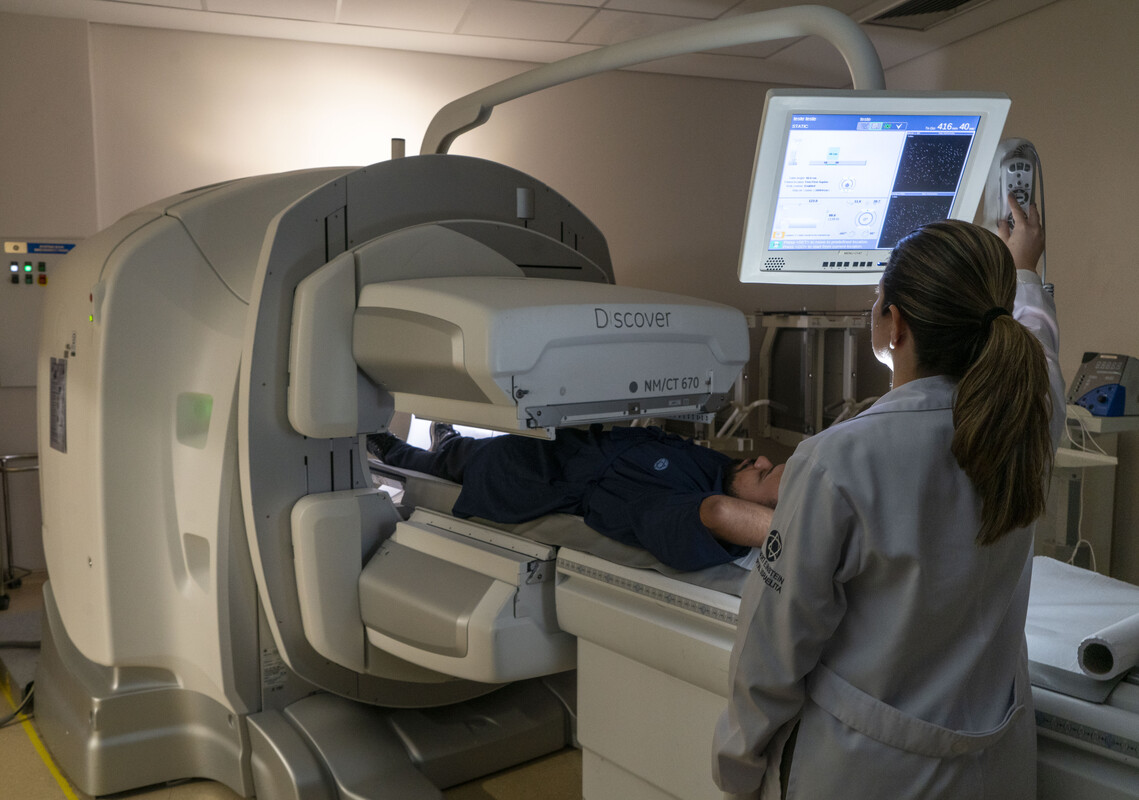 A cintilografia também usa radiofármacos produzidos no Einstein para ajudar a combater o câncer.