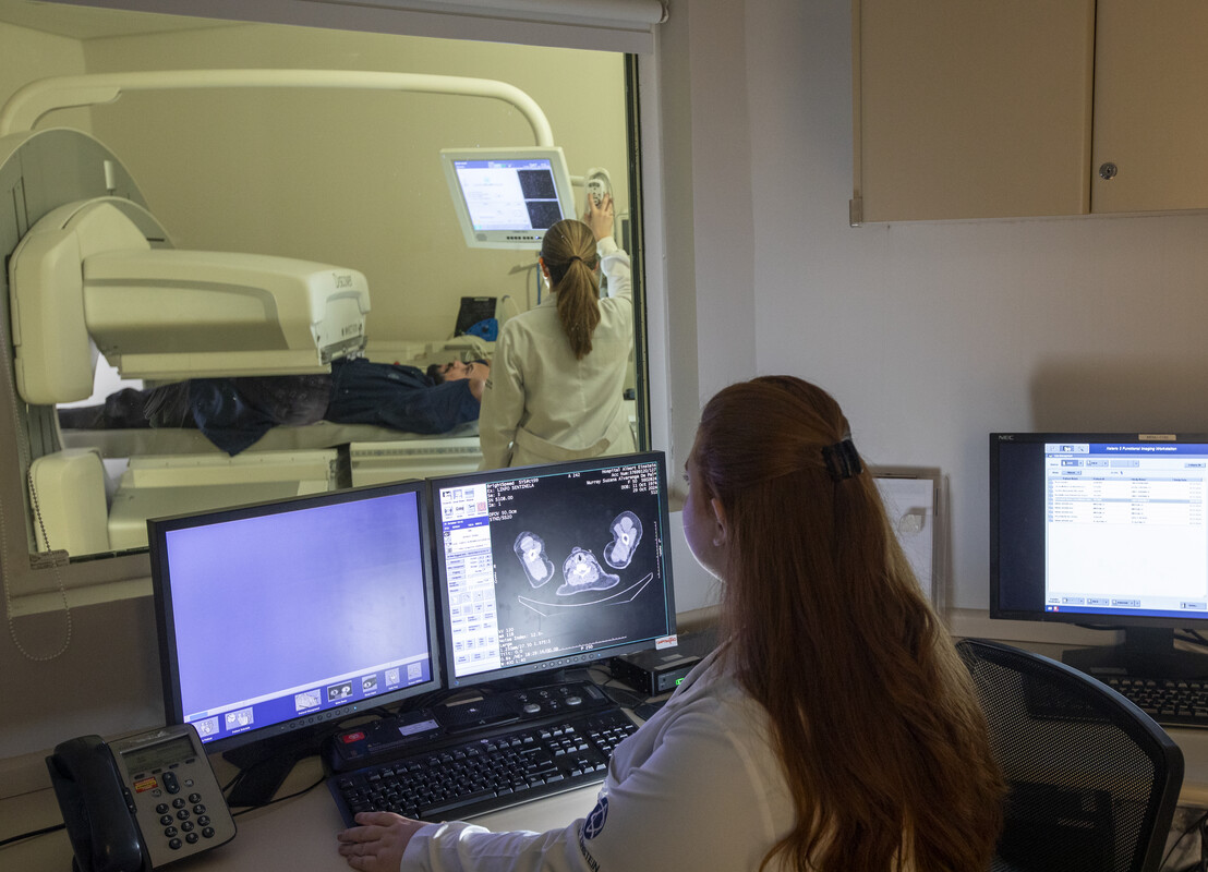 Através de exames de última geração, o médico do Einstein consegue personalizar o tratamento do câncer.