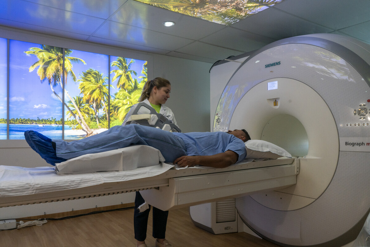 O aparelho de PET/RM permite a realização simultânea de imagens de ressonância magnética e PET, o que fornece informações detalhadas sobre diferentes órgãos. Apesar da alta complexidade, o Einstein disponibiliza esses exames desde 2015.