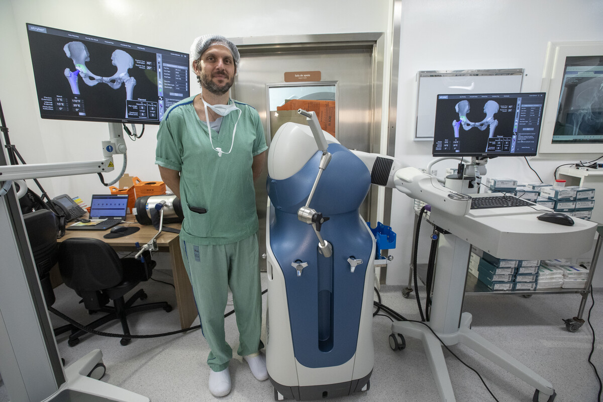 A plataforma Mako é usada para cirurgias de prótese de joelho e quadril
