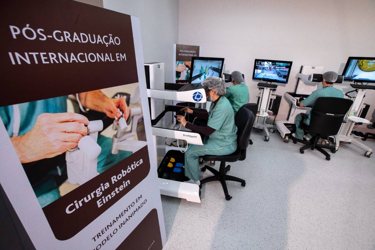 Aulas de cirurgia robótica se valem de equipamentos montados especialmente para esse fim (Foto: Egberto Nogueira)