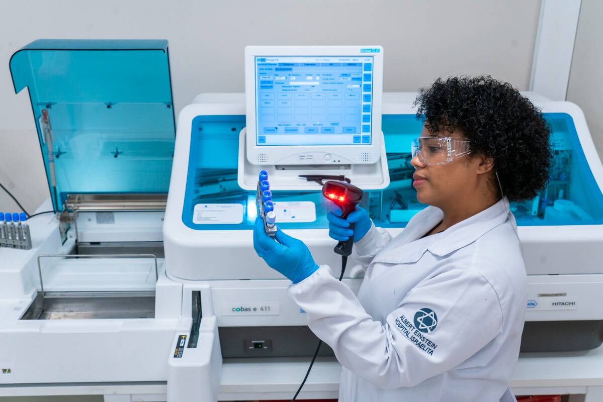 O NEMO usa exames em laboratório que, com base em amostras de líquor e sangue, detectam eventuais alterações que antecipam o risco de uma demência. (Crédito: Egberto Nogueira/imãfotogaleria)