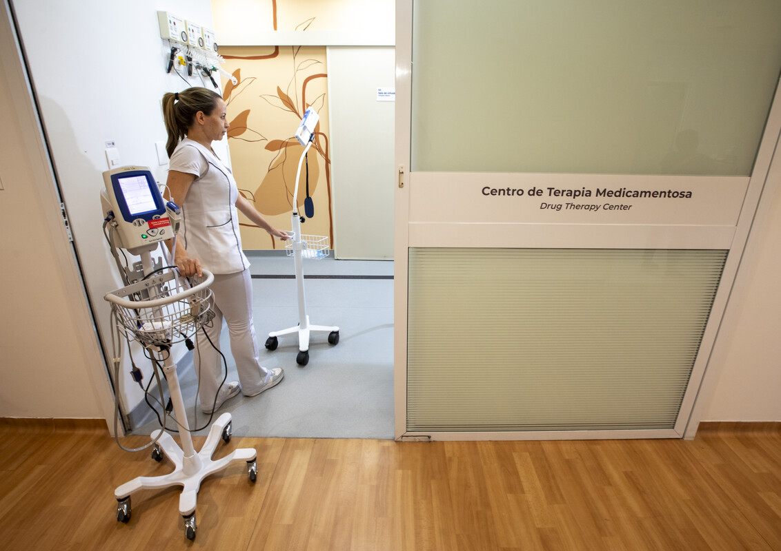 Dentro do Centro de Esclerose Múltipla e Doenças Desmielinizantes, encontra-se o Centro de Terapia Medicamentosa, que possui equipe de enfermagem especializada e assistência médica contínua para os pacientes. (Crédito: Egberto Nogueira/imãfotogaleria) Dentro do Centro de Esclerose Múltipla e Doenças Desmielinizantes, encontra-se o Centro de Terapia Medicamentosa, que possui equipe de enfermagem especializada e assistência médica contínua para os pacientes. (Crédito: Egberto Nogueira/imãfotogaleria)