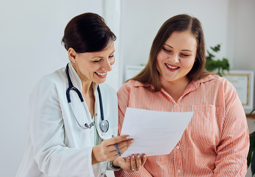Paciente com obesidade em consulta médica avalia o tratamento com cirurgia bariátrica para emagrecer, melhorar o metabolismo e controlar o peso corporal com acompanhamento profissional. Paciente com obesidade em consulta médica avalia o tratamento com cirurgia bariátrica para emagrecer, melhorar o metabolismo e controlar o peso corporal com acompanhamento profissional.
