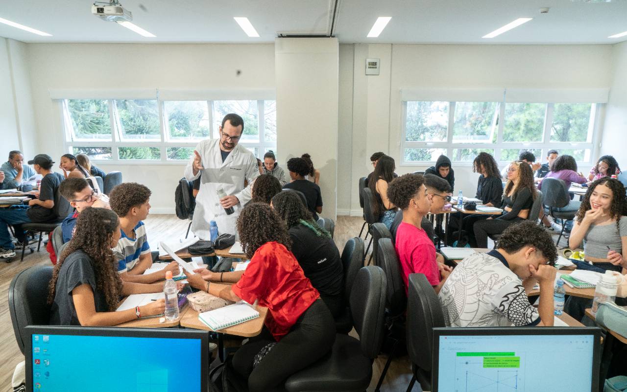 Aula de Ensino Médio na escola construída pelo Einstein, em Paraisópolis (Foto: Egberto Nogueira)