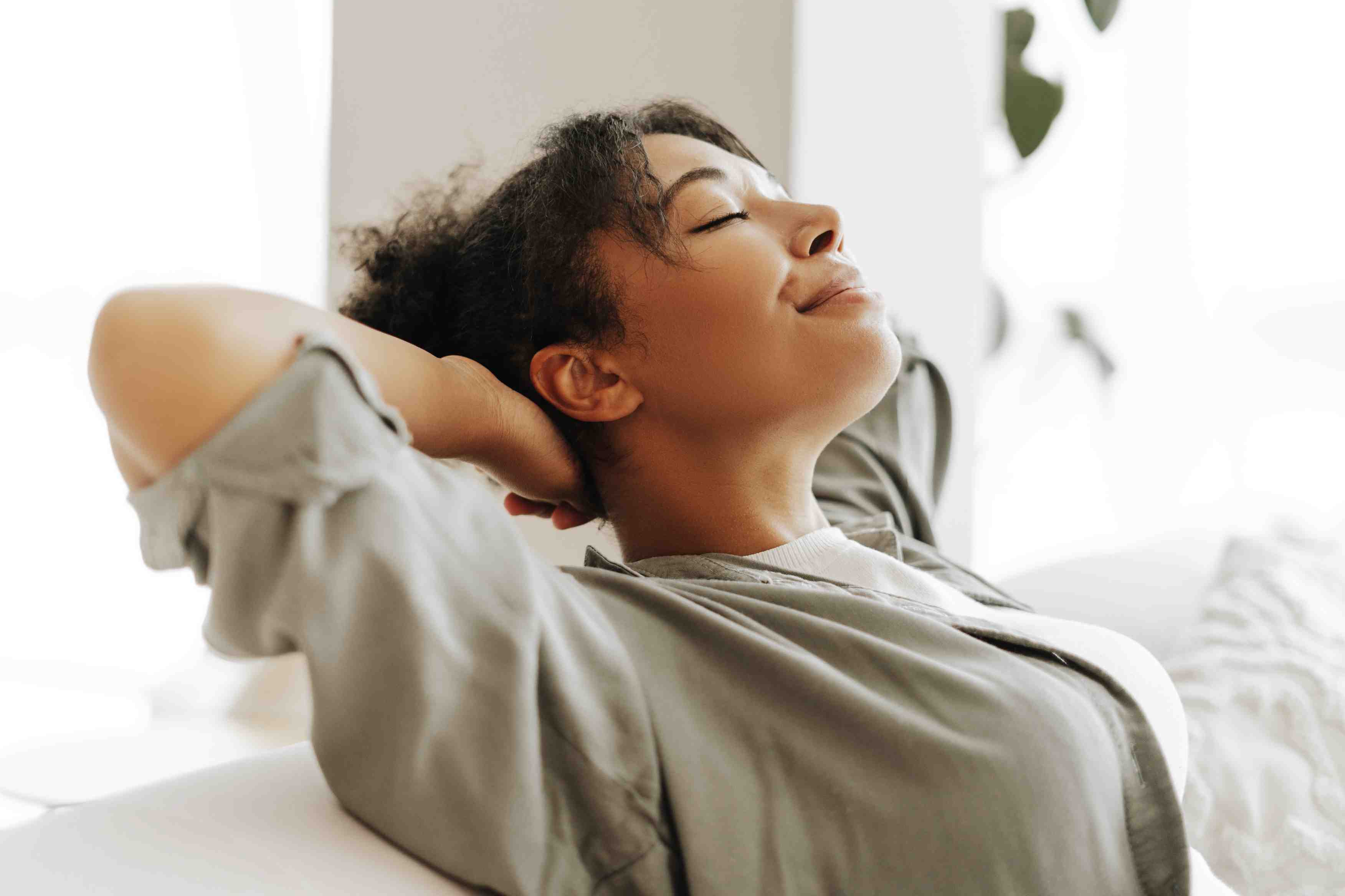 Mulher relaxando no sofá em momento de tranquilidade, autocuidado e bem-estar emocional Mulher relaxando no sofá em momento de tranquilidade, autocuidado e bem-estar emocional