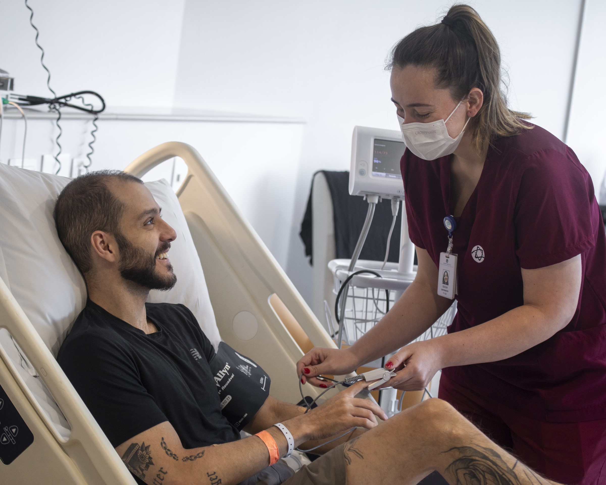 Paciente da Oncologia e Hematologia Einstein sendo atendido por uma pessoa da equipe de cuidado Paciente da Oncologia e Hematologia Einstein sendo atendido por uma pessoa da equipe de cuidado