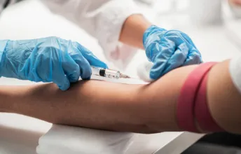 Profissional coleta exame de sangue para detectar doenças do coração, procedimento essencial no diagnóstico precoce de doença cardíaca e no monitoramento da saúde cardiovascular.